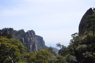 壮丽山景 绿意盎然的峰峦