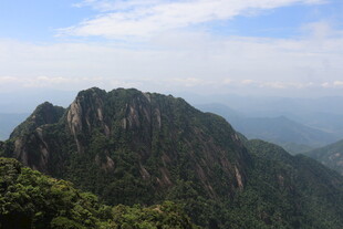 巍峨青山 云雾缭绕之景
