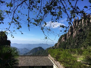 山间美景 蓝天绿树映奇峰
