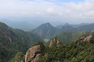 壮丽山景 山峦叠翠入云端