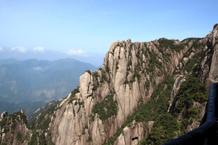 巍峨险峻的壮丽山峰景观