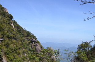 青山峻岭间的壮阔景致