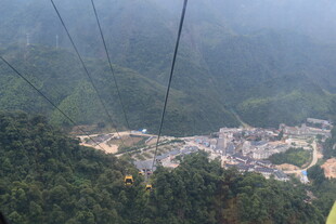 缆车视角下的山间村落