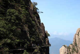 悬崖栈道 领略山间壮美风光