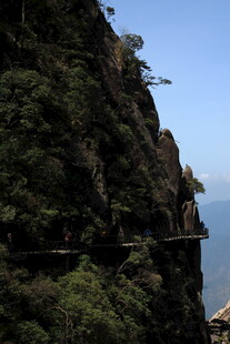 悬崖边的栈道与壮阔海景