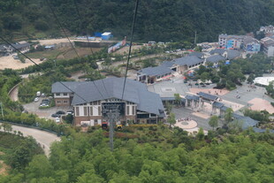 山间度假村全景俯瞰