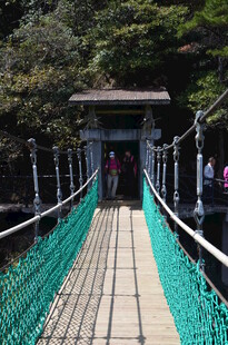 山间吊桥 行人悠然漫步