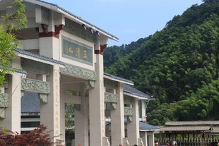 山间宏伟建筑景观