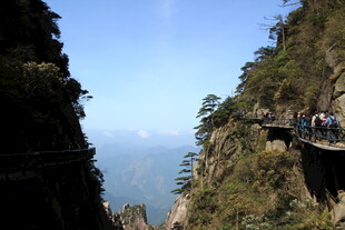 悬崖栈道上的游客风景