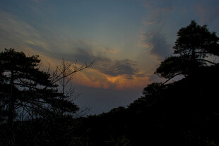 黄昏山林剪影美景