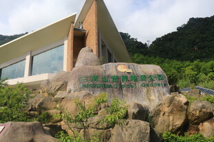 山间特色建筑与巨石景观