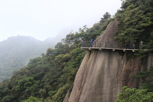 悬崖栈道蜿蜒于青山间