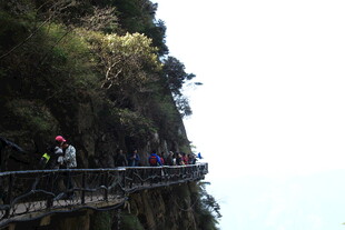 悬崖栈道上的游客景观