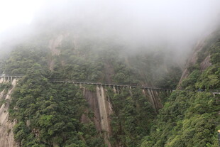 云雾缭绕的山间栈道