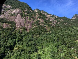 青山绿植间的秀丽山景