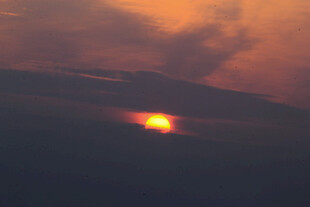 夕阳西下 天际一抹橙光