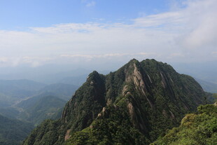 巍峨高山壮丽景致