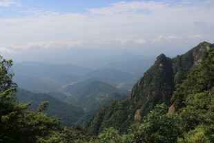 壮丽山景 云雾缭绕的峰峦