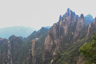 巍峨壮丽的奇峰山峦