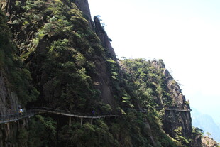 悬崖上的栈道景观