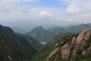 壮丽山景俯瞰图