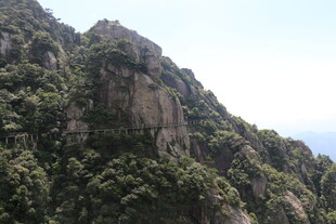 巍峨山峦绿意浓