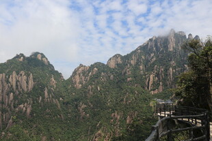 壮丽山景 云雾缭绕的奇峰