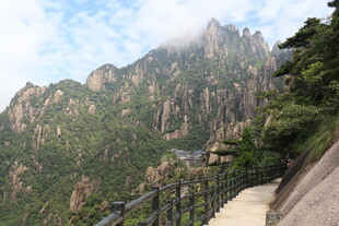 黄山山间步道的壮美景色