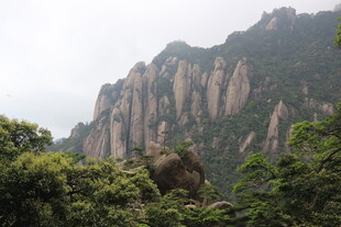 巍峨山峦间的葱郁景致