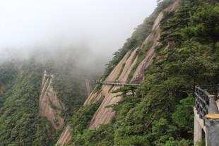 云雾缭绕的险峻山间栈道