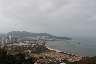 俯瞰海滨城市美丽风光