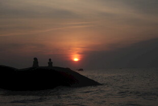夕阳下海边的浪漫身影