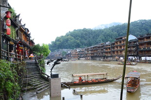 湘西凤凰古城河畔风景