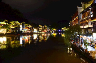 古镇河畔璀璨夜景
