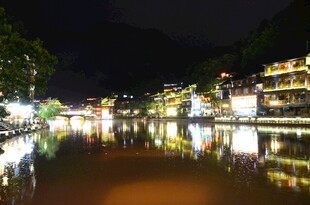 古镇夜景 水面倒映璀璨灯火