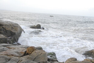 海浪拍击岸边礁石