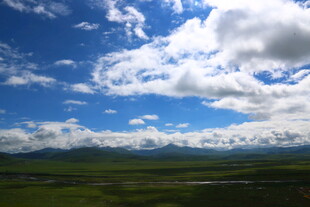 草原蓝天美景