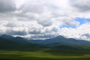 草原山峦间的壮丽云景