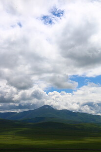 草原山峦间的壮丽天空