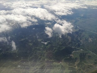 高空俯瞰云海与山川景色