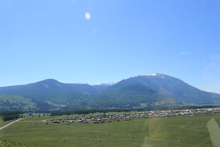 草原远山蓝天美景