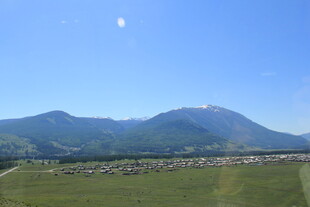 青山绿野间的开阔景致