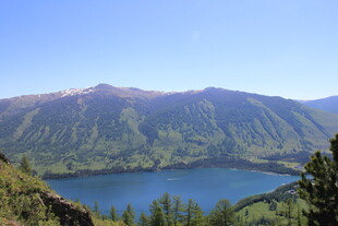 高山环抱的静谧蓝色湖泊