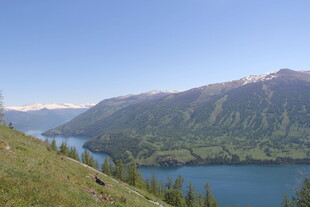 山间湖畔美景