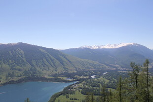 山间湖畔美景