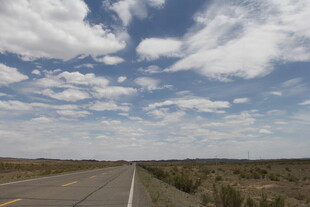 空旷公路与蓝天白云美景
