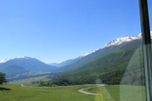 窗外壮美山间风景
