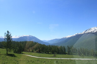 山间美景 蓝天白云映青山