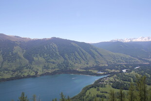 高山环抱的静谧蓝色湖泊