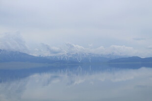 平静湖面映雪山美景